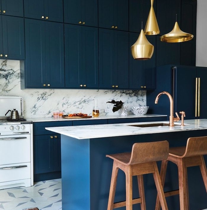 ilot central couleur bleu foncé et meuble haut et bas cuisine bleu nuit, credence de marbre et carrelage gris et blanc