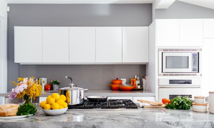 murs en gris anthracite, ilot de cuisine ne marbre blanc et gris