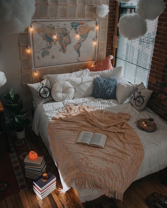 idée de tete de lit fait maison avec carte du monde et pages de livre, exemple comment créer une ambiance cocooning facile