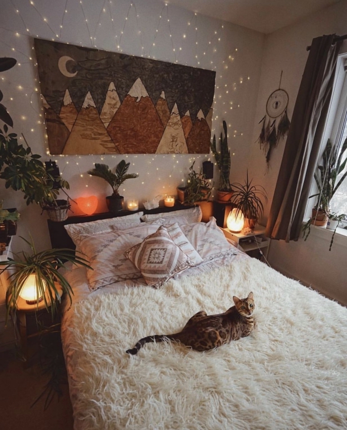 idée déco chambre adulte de styles hippie et bohème chic, petite chambre blanche décorée avec plantes et lumières décoratives