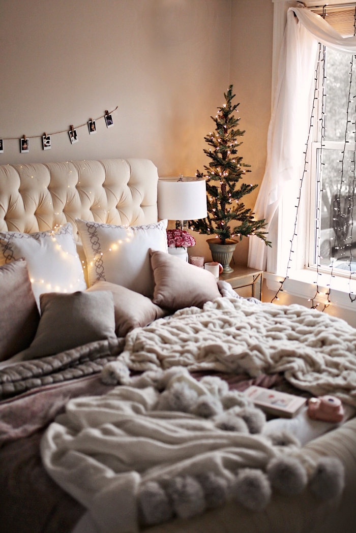 deco chambre fille aux murs beige avec grand lit et meubles en bois clair, modèles de jeté de lit gris et beige à pompons