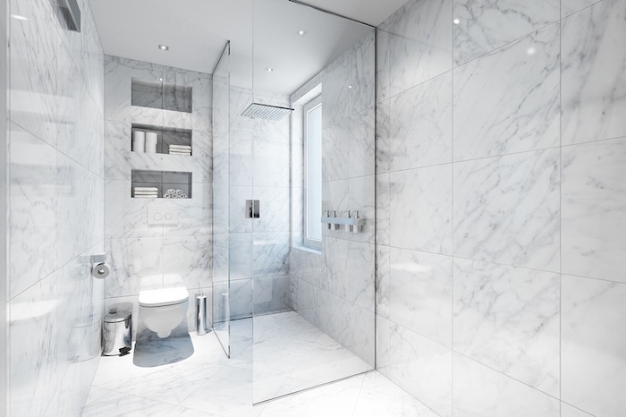 Cool idée souligner la beauté du marbre dans la salle de bain zen simple et harmonique sans beaucoup de décoration pour la pièce