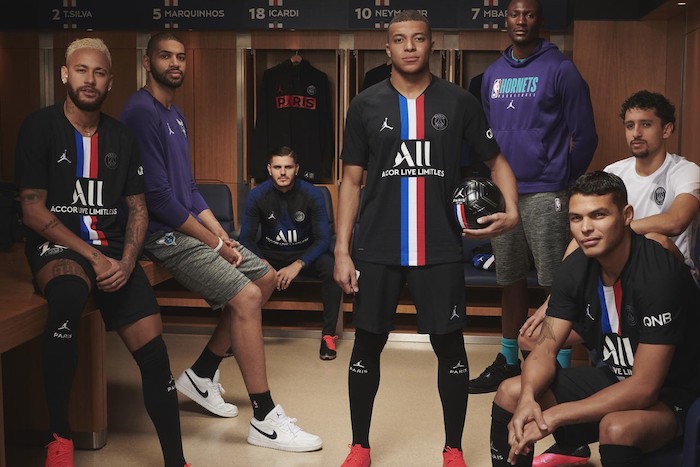 le nouveau quatrième maillot du Paris Saint Germain issu de la collaboration Jordan x PSG a été présenté officiellement