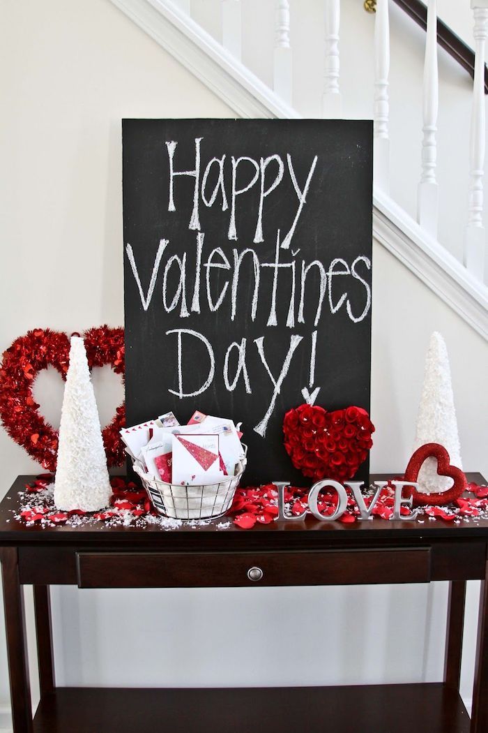 Escalier dans une maison joliment décorée, ardoise qui dit joyeux st valentin, idee saint valentin deco, comment décorer pour la saint valentin