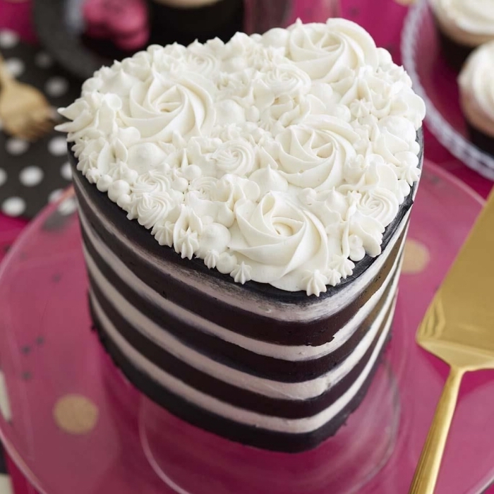 modèle de gateau coeur en layers au chocolat noir et café, idée comment décorer un gâteau façon bouquet de roses blanches