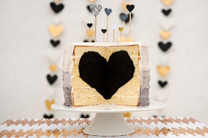 quel dessert original pour le menu saint valentin, modèle de gâteau aux génoises prêtes avec coeur surprise au centre