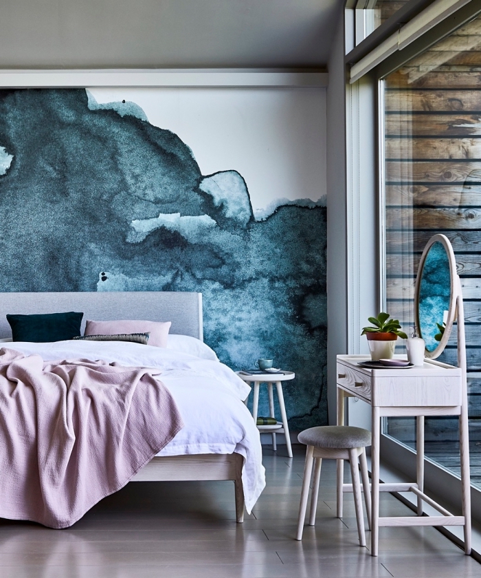 exemple de deco chambre parentale contemporaine avec mur à design aquarelle et meubles en gris clair et bois 