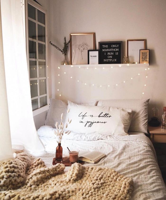 Simple idée déco saint valentin, vintage décoration saint valentin, chambre à coucher avec guirlandes lumineuses, déjeuner au lit