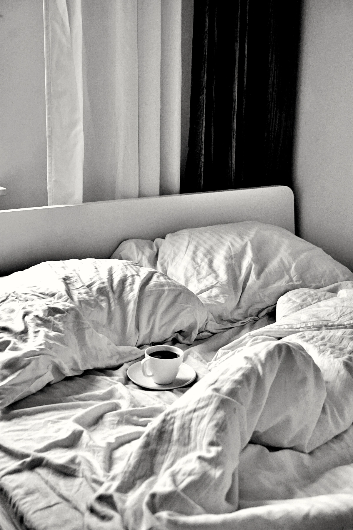 lit cocooning chambre a coucher tasse de cafe petit dejeuner reveil fenetre