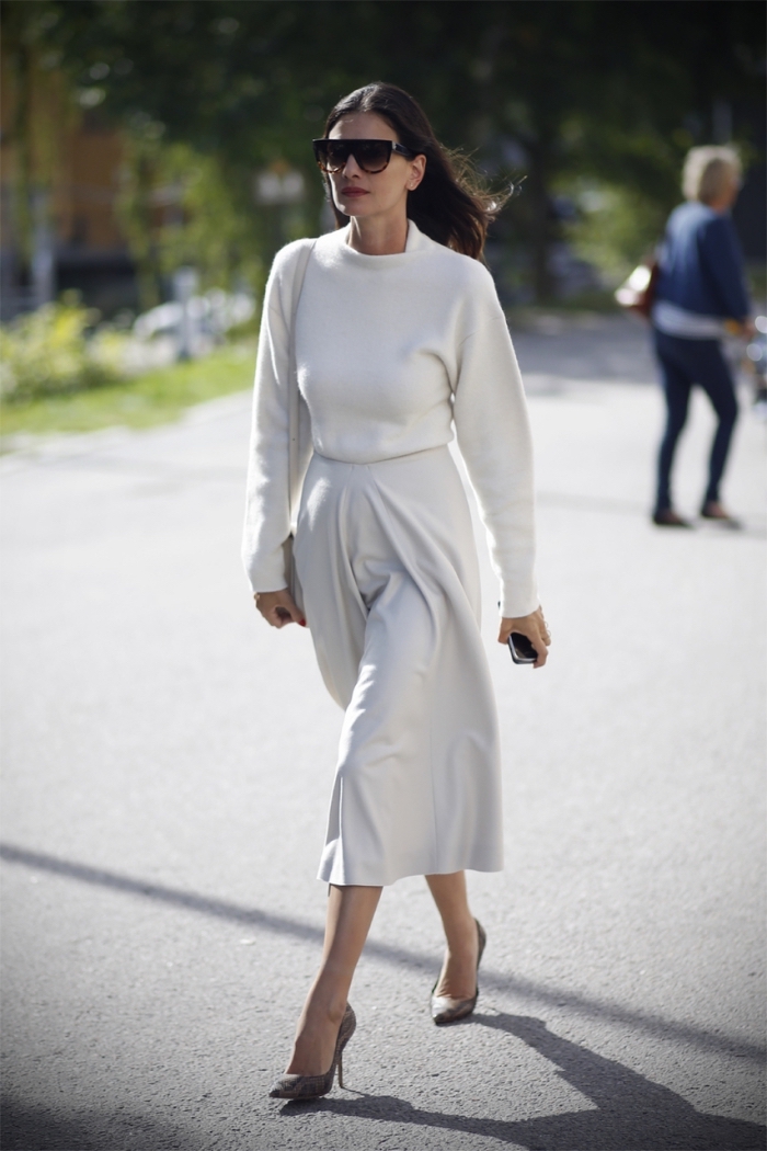 combinaison jupe longue avec blouse en blanc pour un look femme stylée, idée vêtements blancs avec chaussures grises