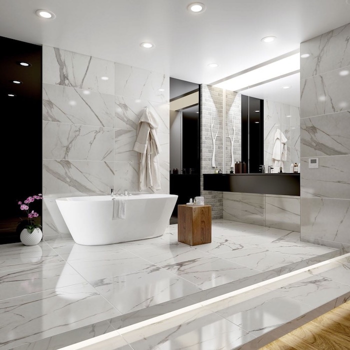 Panel noir sur le mur en marbre, idee salle de bain en marbre blanc avec baignoire confortable, aménagement maison de luxe design