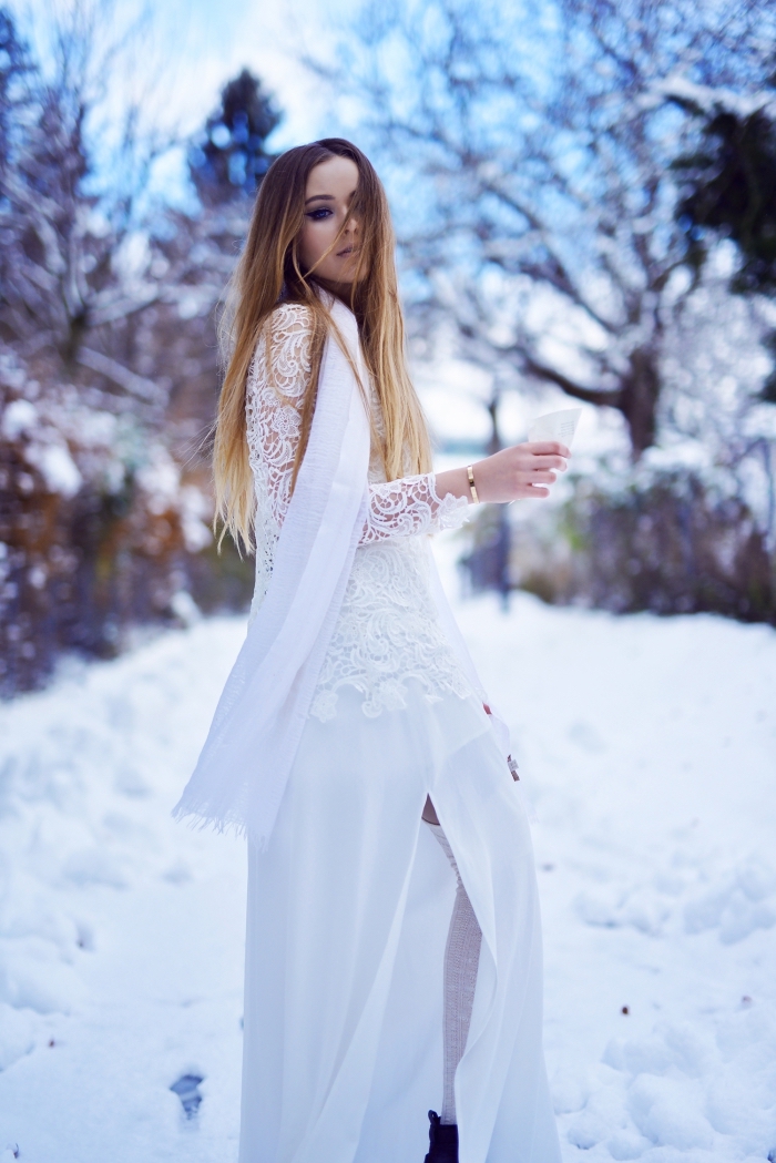 modèle de robe blanche longue et fendu avec manches en dentelle florale, idée de tenue habillée pour mariage