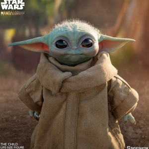 Baby Yoda tient sa réplique grandeur nature officielle