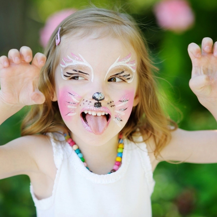idée de maquillage carnaval facile à réaliser soi-même, fille avec maquillage chat aux joues roses et fourrure en crayon blanc avec moustaches glitter noir