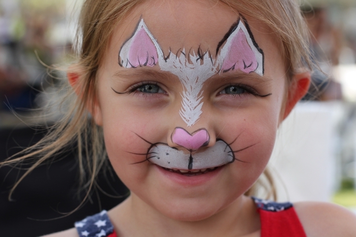 comment faire un desguisement carnaval simple avec une peinture sur visage à design chat avec peinture blanche et rose