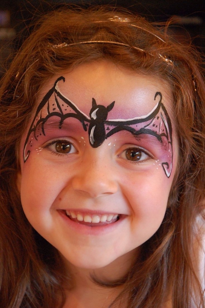 idée de maquillage halloween facile pour enfant, petite fille avec make-up chauve souris en peinture facile noir et rose