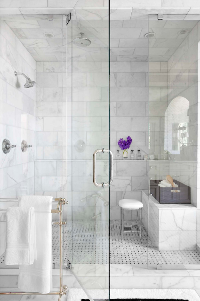 Salle de bain marbre blanc, chouette idée pour la salle d'eau, echelle de rangement en fer, douche italienne, pièce blanche bien aménagée en marbre