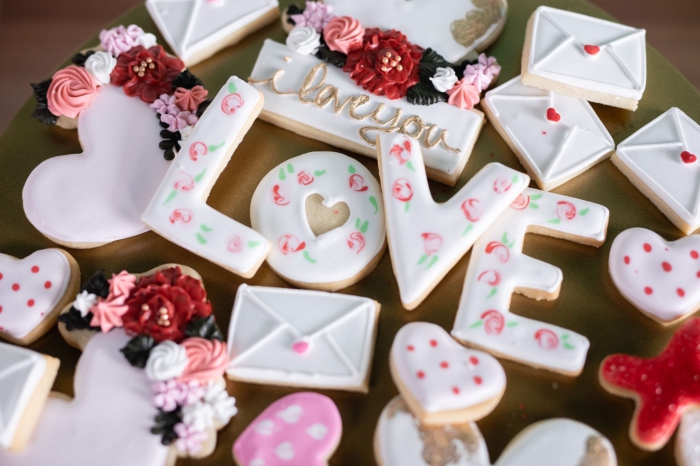 décorations comestibles pour la fête de Saint Valentin sous forme de cookies au beurre au glaçage blanc à motifs floraux 