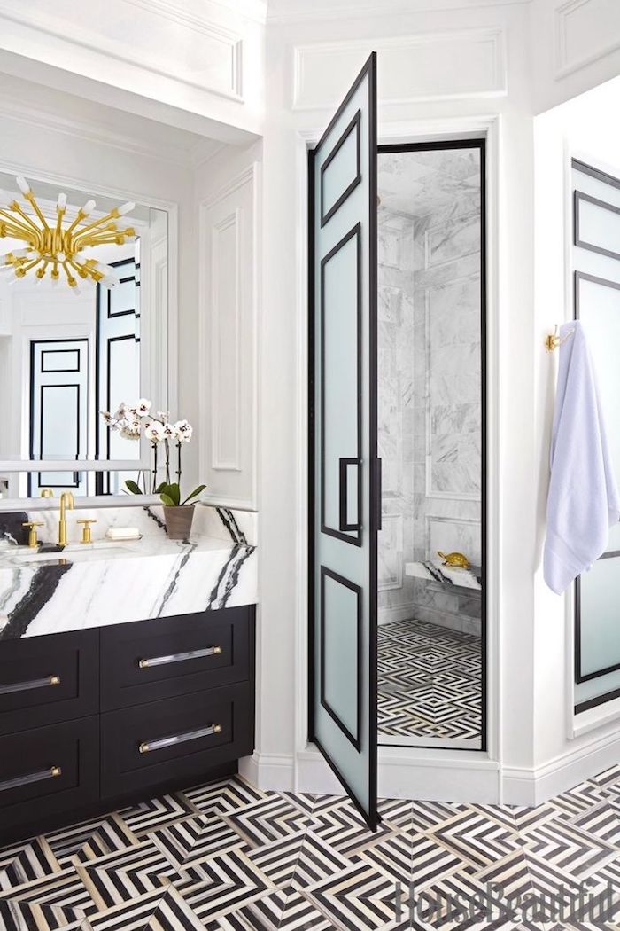 Blanc et noir luxueuse salle de bain marbre et bois meuble lavabo avec plot en marbre, décorer sa salle de bain moderne