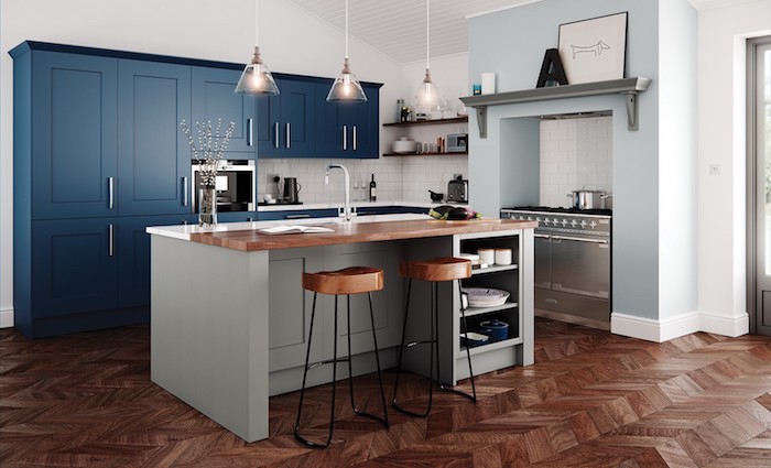 décoration petite cuisine bleu, blanc et bois avec carrelage blanc en crédence, ilot central bois, tabourets de bar bois et noir