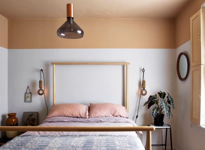 deco chambre adulte aux murs blanc et beige, style de déco pièce adulte aménagée avec lit en bambou et accents rétro