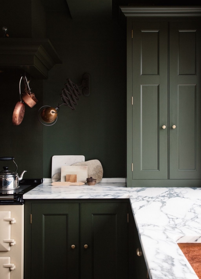 design cuisine moderne à peinture vert foncé avec comptoir marbre, comment aménager une cuisine d'angle