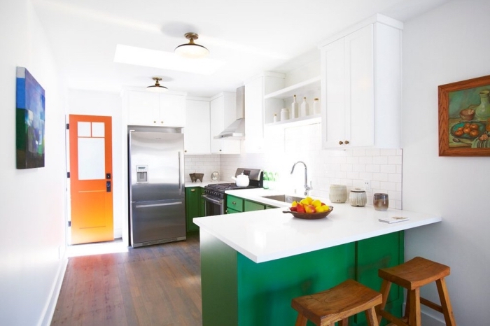 idée comment décorer une petite cuisine ouverte aux murs blancs avec meubles haut en blanc et armoires en vert