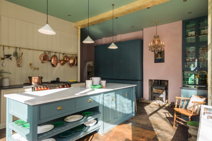 idée peinture cuisine originale, modèle de cuisine aux murs beige et rose avec plafond vert et meubles de nuances bleues