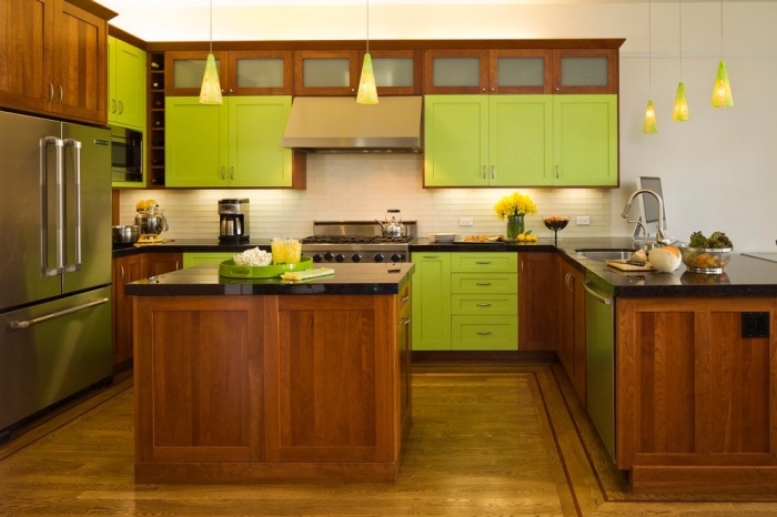 aménagement de cuisine en U avec îlot, modèle de cuisine aux murs blancs avec meubles en bois marron et armoires vertes
