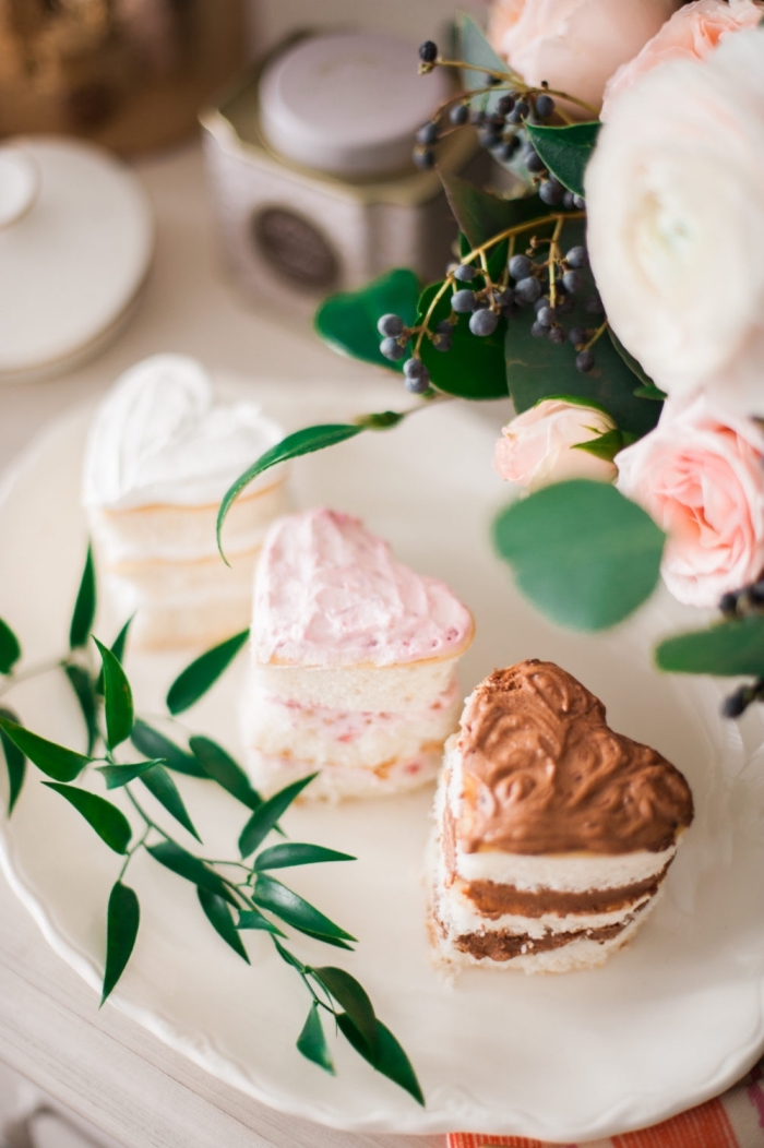 idée de mini gateau en forme de coeur pour la saint valentin, petit gâteau au fromage blanc et chocolat fondu