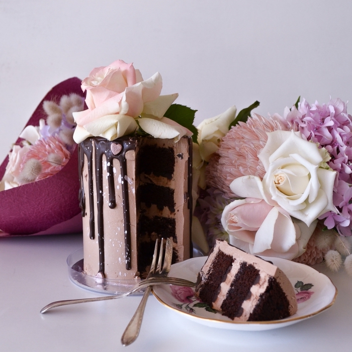 idée de gateau de saint valentin au chocolat, exemple de mini gâteau rond aux génoises chocolat noir et crème chocolat au lait