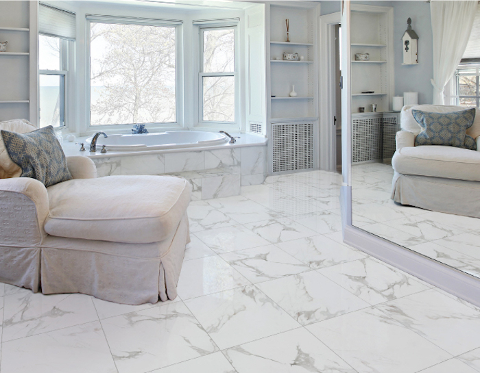 Fauteuil beige idee deco salle de bain en marbre blanc, quelle couleur pour la salle de bains, fenetre et baignoire en angle