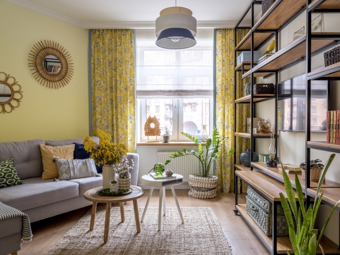 idée de deco appartement à petit espace aux murs à peinture tendance jaune et sol en bois aménagé avec meubles bois