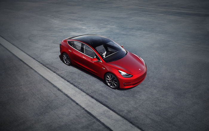 Grâce aux haut-parleurs extérieurs rendus obligatoires, Elon Musk veut faire parler les voitures électriques
