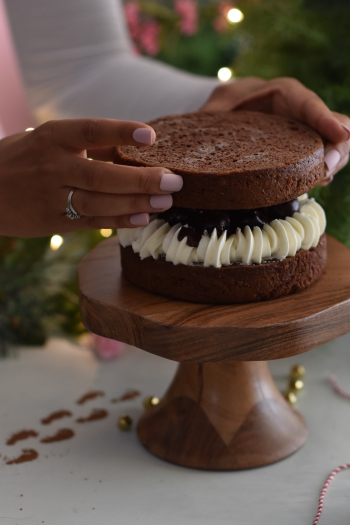 exemple comment décorer un mini gâteau aux génoises au chocolat, recette gâteau chocolat au crème au chocolat blanc
