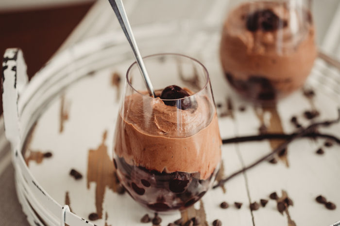 comment faire mousse chocolat healthy avec yaourt grec, cacao et cerises, recettes saines