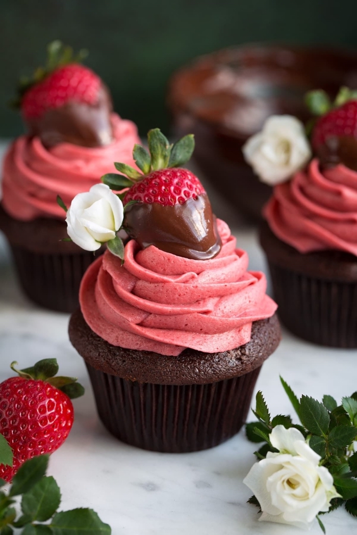 idée de dessert facile pour repas amoureux, recette cupcake facile au cacao en poudre avec glaçage aux fraises