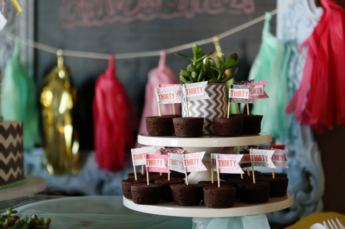 muffins-chocolat-plante-verte-deco-30-ans-guirlande-diy-tableau-ardoise-célébration-party-anniversaire-femme desserts facile fait maison pour un anniversaire 30 ans femme, déco avec guirlande DIY et plateau à desserts