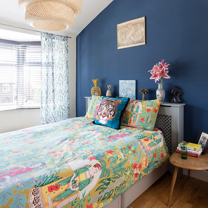 mur de fond couleur bleu sombre, linge de lit coloré imprimé exotique, idee deco chambre ado originale