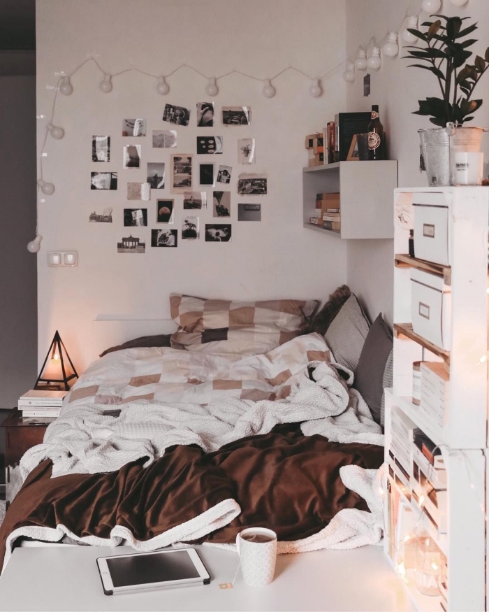 design petite chambre blanche aménagée avec un lit au sol et meubles en bois blanc, déco murale avec photo