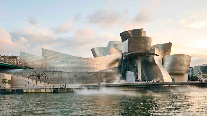Le bâtiment futuriste du musée Guggenheim de Bilbao, en Espagne et son araignée géante