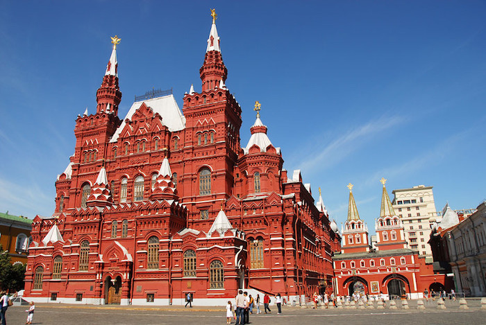 Le magnifique musée historique d'État de Moscou en Russie et sa couleur rouge, comme la place