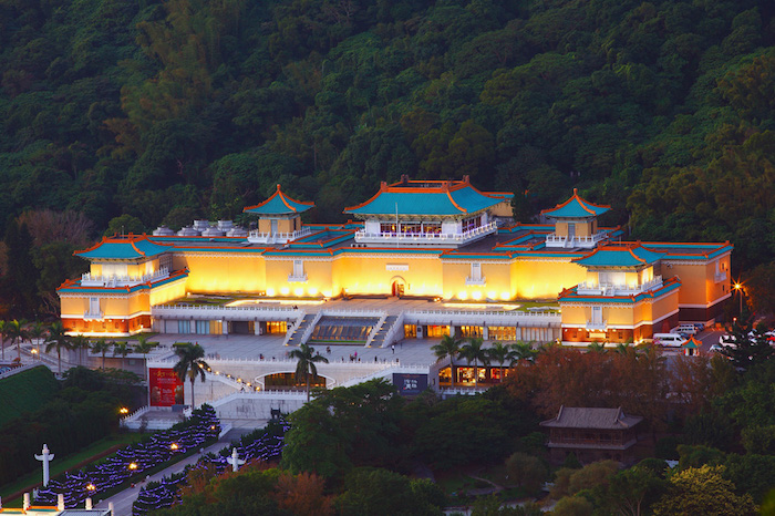 Le style traditionnel du musée national du Palais de Taipei à Taiwan et son éclairage nocturne