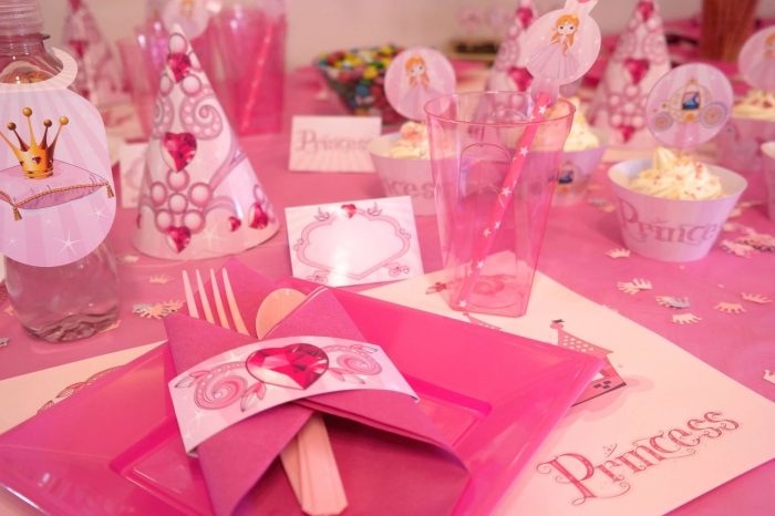 comment décorer une table d'anniversaire petite fille sur le thème princesse en couleurs rose, pliage serviette en pochette