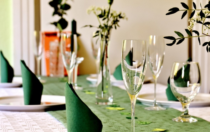 comment arranger une table stylée d'anniversaire en blanc et vert, modèle de serviette en papier vert plié facile