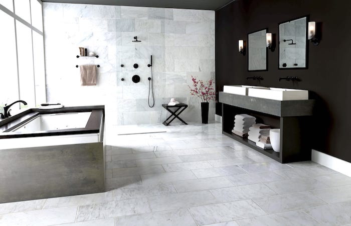 Aménagement grande salle de bain, douche italienne marbre, verre mur, double lavabo meuble en bois noir