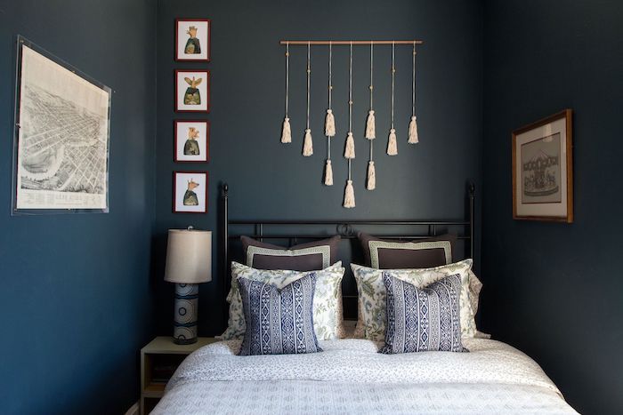 amenagement petite chambre romantique aux murs bleus décorés de pompons à franges, linge de lit gris, blanc et bleu