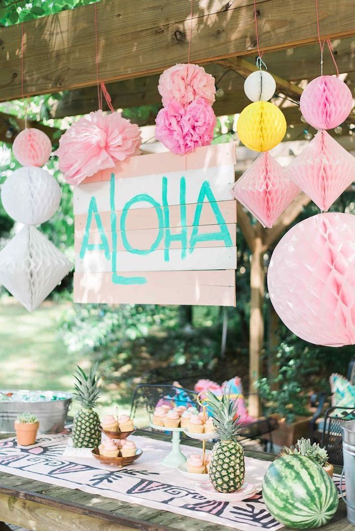 idée décoration anniversaire en rose, candy bar en bois avec cupcakes colorés, motif pastqeue et motif ananas deco hawaii