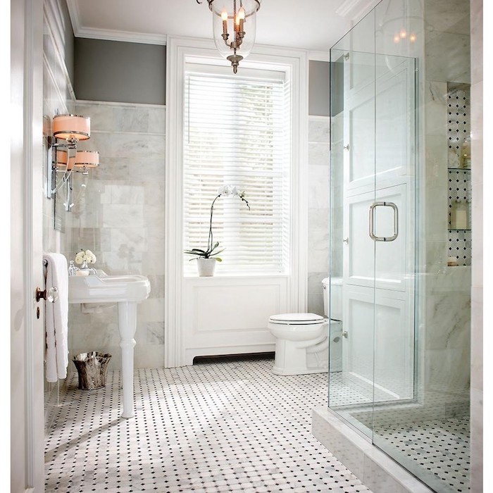 Lavabo blanche dans la pièce en sol blanc et noir, inspiration salle de bain, style intérieur zen dans la salle de bains, lampes roses et miroir