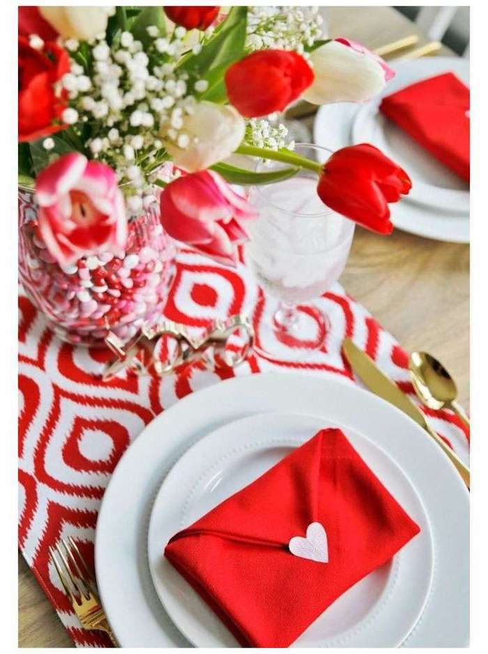 Rouge et blanc theme soirée saint valentin, deco table st valentin, tulipes déco de table, serviettes pliés comme enveloppe d'amour 